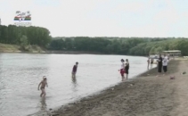 La Nistru, la soare! Au profitat de temperaturile de vara si au mers la bronzat