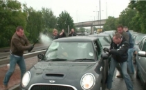 IMAGINI ULUITOARE - Mini Cooper facut ZOB cu batele de catre ... politisti!