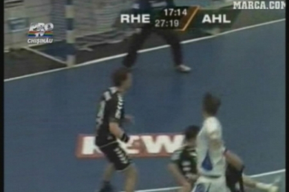 Se intampla si la handbal. Si-a batut gol in propria poarta! VEZI cum a fost posibil