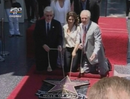 Shania Twain si-a dezvelit steaua pe aleea celebritatilor de la Hollywood Shania Twain si-a dezvelit steaua pe aleea celebritatilor de la Hollywood