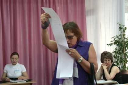 Dimineata pe racoare. Zeci de oameni au facut coada la sectiile de vot la prima ora a diminetii Dimineata pe racoare. Zeci de oameni au facut coada la sectiile de vot la prima ora a diminetii