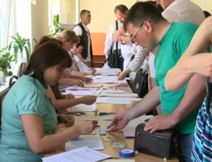 Incident la Stauceni. Alegatori adusi cu microbuzele la vot Incident la Stauceni. Alegatori adusi cu microbuzele la vot