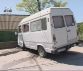 Ocolita de moarte. A vazut cum autobuzul in care urma sa urce, s-a izbit violent intr-un stalp Ocolita de moarte. A vazut cum autobuzul in care urma sa urce, s-a izbit violent intr-un stalp