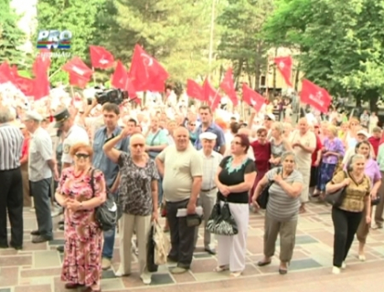 VIDEO: Comunistii PROTESTEAZA in fata Parlamentului: Jos Alianta, Jos Lupu, Jos Guvernul, Jos CEC