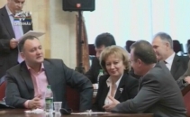 Dodon: Chirtoaca e implicat in mai multe scheme frauduloase. Chirtoaca: Dodon minte Dodon: Chirtoaca e implicat in mai multe scheme frauduloase. Chirtoaca: Dodon minte