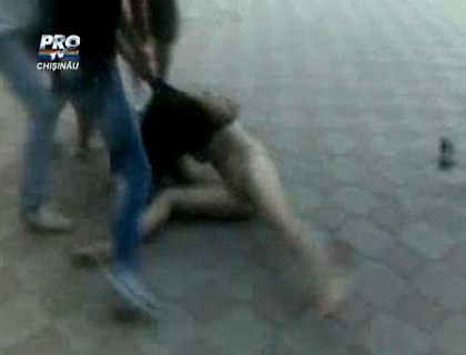 VIDEO SCANDALOS. Doua fete se BAT in centrul orasului Ungheni VIDEO SCANDALOS. Doua fete se BAT in centrul orasului Ungheni