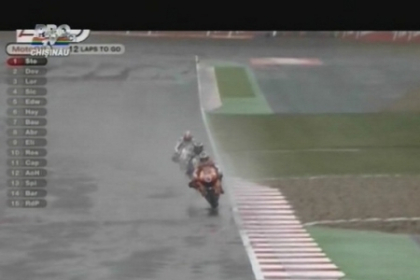 Casey Stoner s-a impus in stil de mare campion la Marele Premiu al Marii Britanii Casey Stoner s-a impus in stil de mare campion la Marele Premiu al Marii Britanii