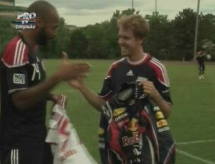 Umar la umar cu Thierry Henry. Sebastian Vettel s-a apucat de fotbal Umar la umar cu Thierry Henry. Sebastian Vettel s-a apucat de fotbal