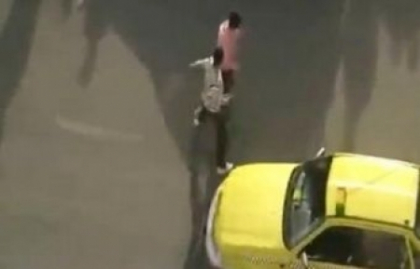 O femeie face pe NEBUNA in fata unui taximetrist grabit spre cursa! VEZI ce pateste