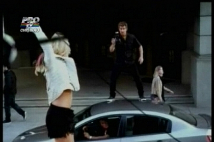 Britney Spears lupta cu paparazzi! VEZI cateva secvente din noul ei videoclip Britney Spears lupta cu paparazzi! VEZI cateva secvente din noul ei videoclip