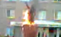 Un rus bolnav de SIDA si-a dat foc la monumentul lui Lenin. SCENE DE GROAZA Un rus bolnav de SIDA si-a dat foc la monumentul lui Lenin. SCENE DE GROAZA