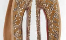 Nebunie in lumea modei. Pantofii Louboutin cu tocul de 20 de cm au isterizat femeile Nebunie in lumea modei. Pantofii Louboutin cu tocul de 20 de cm au isterizat femeile