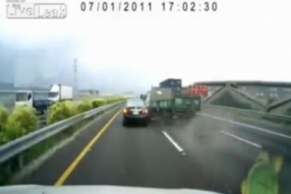 Intr-o SECUNDA ti se schimba viata. Cand DEZASTRUL loveste pe autostrada! VIDEO Intr-o SECUNDA ti se schimba viata. Cand DEZASTRUL loveste pe autostrada! VIDEO