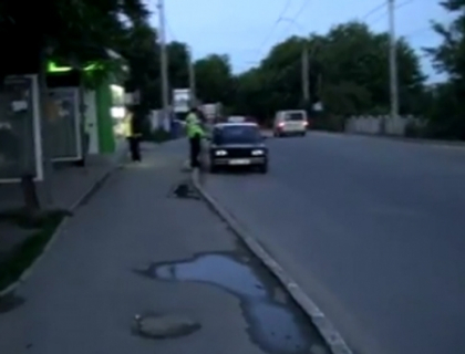 VIDEO: Masina de politie, parcata intr-o statie la Durlesti. VEZI cum au reactionat oamenii legii