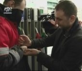 Protest de doi bani. Soferii au cumparat cate unu sau doi litri de benzina, platind cu banuti Protest de doi bani. Soferii au cumparat cate unu sau doi litri de benzina, platind cu banuti
