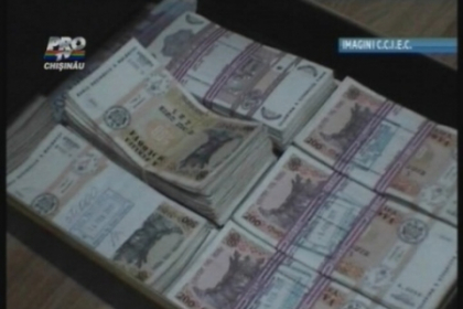 Suspectati ca ar fi cerut aproape 6 milioane de euro in schimbul unor servicii Suspectati ca ar fi cerut aproape 6 milioane de euro in schimbul unor servicii