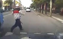 Asta e motivul pentru care nu fugi pe trecere!