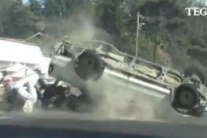 Accident horror in Kenya - iata ce se intampla cand supra-incarci un "papuc" Accident horror in Kenya - iata ce se intampla cand supra-incarci un "papuc"