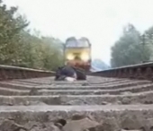 Ce nebunie - barbatul peste care trece trenul!