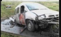 A pierdut controlul volanului si s-a izbit intr-un gard de beton. O tanara de 20 ani a murit pe loc A pierdut controlul volanului si s-a izbit intr-un gard de beton. O tanara de 20 ani a murit pe loc