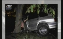 FOTO. S-a izbit intr-un copac si s-a rupt in doua! Viteza a mai facut o victima pe traseul Comrat-Chisinau FOTO. S-a izbit intr-un copac si s-a rupt in doua! Viteza a mai facut o victima pe traseul Comrat-Chisinau