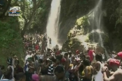 Mii de haitieni s-au balacit duminica sub o cascada in timpul unui ritual voodoo Mii de haitieni s-au balacit duminica sub o cascada in timpul unui ritual voodoo