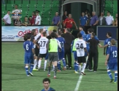 Pumni si injuraturi dupa meciul dintre Dacia si georgienii de la Zestafoni din Liga Campionilor Pumni si injuraturi dupa meciul dintre Dacia si georgienii de la Zestafoni din Liga Campionilor