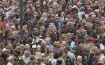 Marsul trandafirilor in Norvegia. Victimele atentatului comemorate in tacere