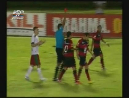 A faultat arbitrul. Un fotbalist din Brazilia l-a lovit pe arbitru cu piciorul A faultat arbitrul. Un fotbalist din Brazilia l-a lovit pe arbitru cu piciorul