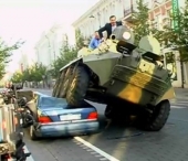 Primarul care rezolva problema parcarii ilegale cu TANCUL. Vezi cum face praf un Mercedes. VIDEO