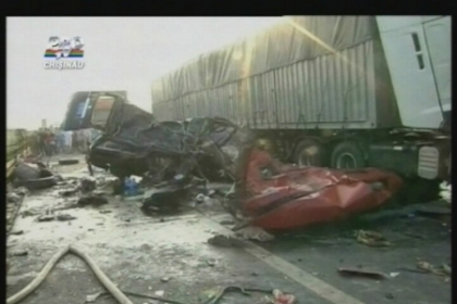 MASACRU pe o autostrada din China. 17 persoane au murit