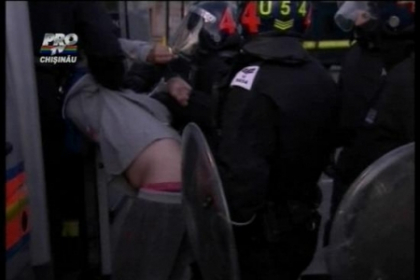 Protest cu jafuri. A doua noapte tensionata la Londra Protest cu jafuri. A doua noapte tensionata la Londra