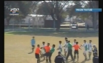 A sarit gardul. Un arbitru a fost batut la un meci in Argentina A sarit gardul. Un arbitru a fost batut la un meci in Argentina