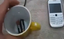 VIDEO. Cum poti sa-ti incarci telefonul, fara curent. Ai nevoie doar de un pahar cu apa si 2 baterii