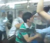 VIDEO. Bataie de zile mari in metrou, pentru un loc liber