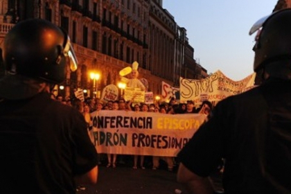 Mii de spanioli au protestat fata de costul urias al vizitei Papei: 100 de milioane € Mii de spanioli au protestat fata de costul urias al vizitei Papei: 100 de milioane €