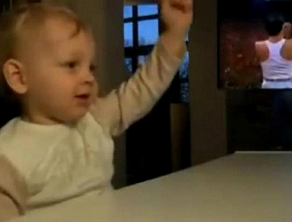 VIDEO. Cum il imita un bebelus pe Freddie Mercury VIDEO. Cum il imita un bebelus pe Freddie Mercury
