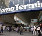 4 romani s-au filmat in timp ce VIOLAU o femeie in Italia