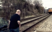 Cum eviti in ultima secunda sa fii calcat de tren. VIDEO de 4 milioane de afisari pe YouTube Cum eviti in ultima secunda sa fii calcat de tren. VIDEO de 4 milioane de afisari pe YouTube