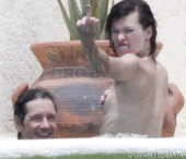 Pozeaza asta, paparazzo! Milla Jovovich este topless si furioasa. Cum s-a razbunat pe fotograf. FOTO