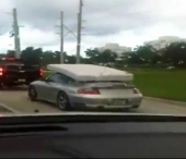 VIDEO. Ar trebui sa primeasca INTERZIS la Porsche! Cel mai penibil bogatas al anului