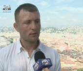 Antrenorul campionilor. Pregateste sportivi pentru a apara drapelul Frantei, dar se roaga sa castige moldovenii Antrenorul campionilor. Pregateste sportivi pentru a apara drapelul Frantei, dar se roaga sa castige moldovenii