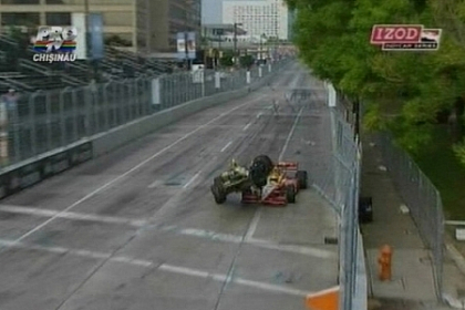 A zburat cu masina peste un alt bolid si a scapat nevatamat. Accident spectaculos la IndyCar