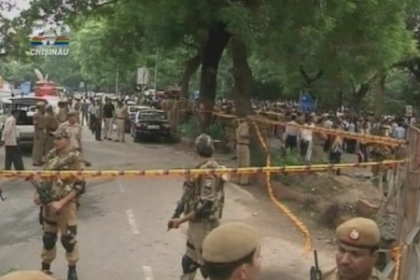 11 morti si 40 de raniti dupa ce o bomba a fost detonata in fata Curtii Supreme din New Delhi, India 11 morti si 40 de raniti dupa ce o bomba a fost detonata in fata Curtii Supreme din New Delhi, India