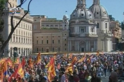 Violentele in Italia continua! Protestatarii au luat cu asalt cladirea Senatului Violentele in Italia continua! Protestatarii au luat cu asalt cladirea Senatului