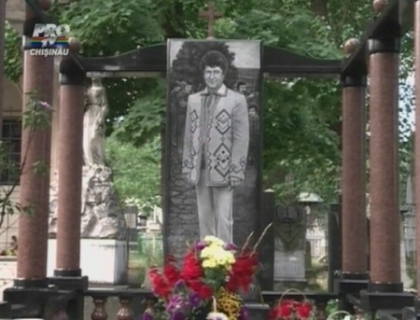 Mormantul lui Nicolae Sulac arata altfel de astazi. O placa funerara a fost dezvelita in memoria artistului