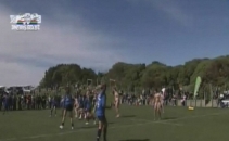 Razboiul sexelor pe gazon. Imagini incredibile de la un meci de rugby Razboiul sexelor pe gazon. Imagini incredibile de la un meci de rugby
