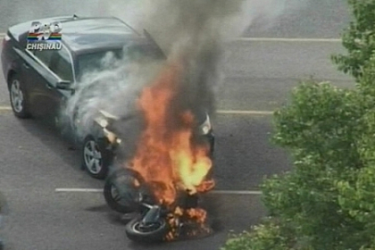 Iti dau lacrimile. Cum a fost salvat un motociclist care a ramas blocat sub o masina care ardea Iti dau lacrimile. Cum a fost salvat un motociclist care a ramas blocat sub o masina care ardea