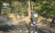 A ARS iarba uscata. Locatarii unui bloc de pe Albisoara speriati. VIDEO A ARS iarba uscata. Locatarii unui bloc de pe Albisoara speriati. VIDEO