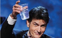 Charlie Sheen va incasa 100 de milioane de dolari pentru ca a fost dat afara din Two and a Half Men